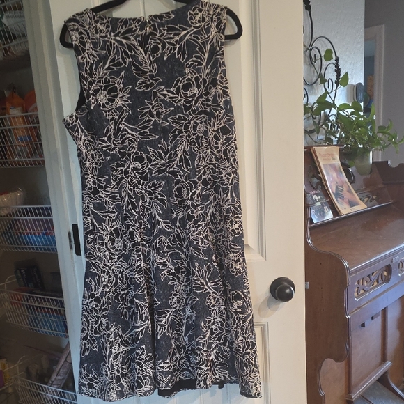 Tommy Hilfiger Black and White Floral Midi Dress - Picture 6 of 6